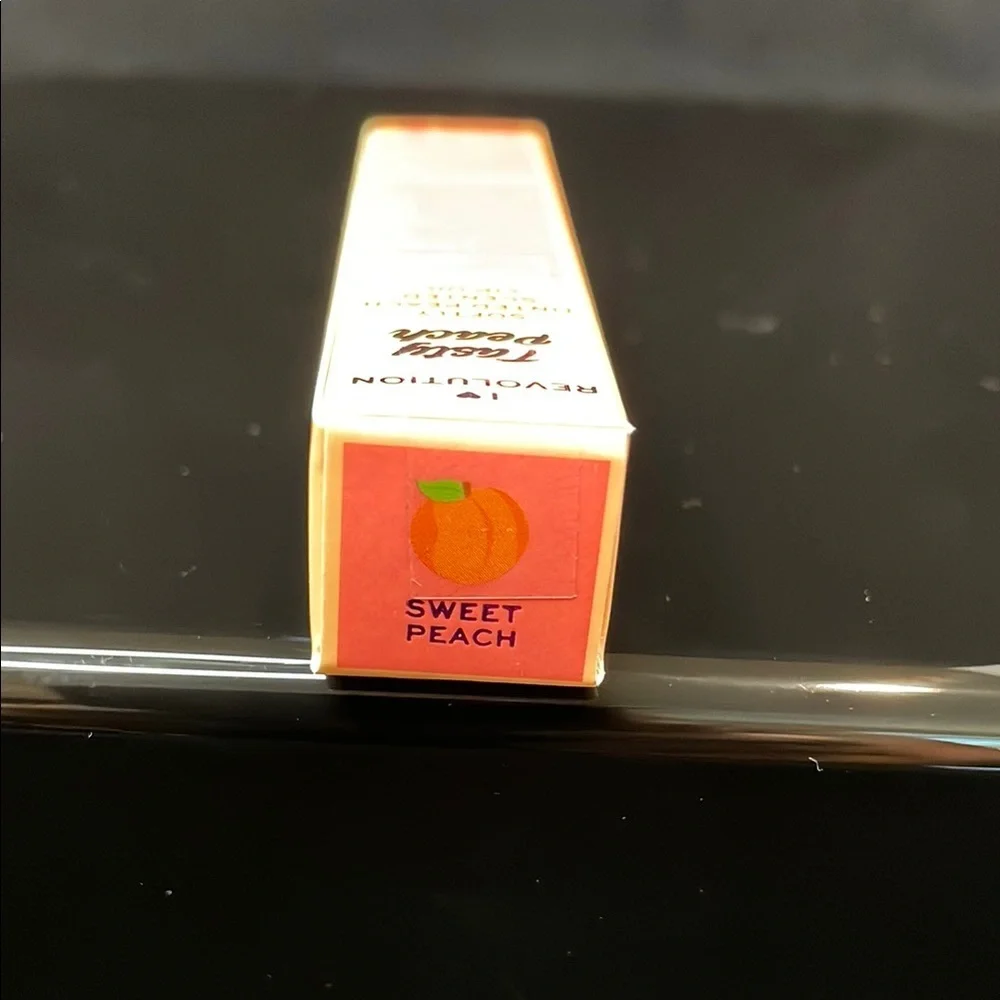 I ❤️ Revolution Tasty Peach Lip Oil 🚨5 for $25